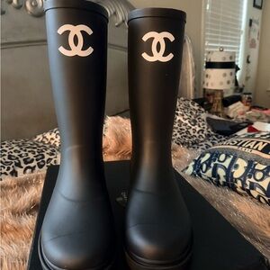 CHANEL Black Rain Boots with Embossed Logo size 39(8M)